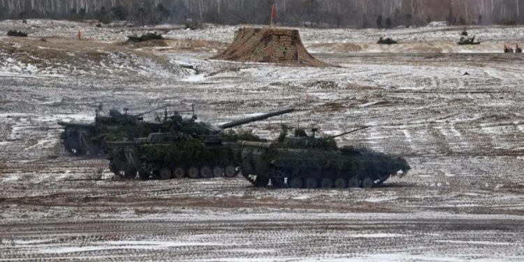 მედია – რუსეთს უკრაინაში შეჭრისთვის საჭირო სამხედრო ძალის 70% ადგილზე ჰყავს მობილიზებული