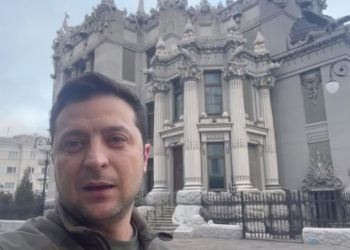 “აქ ვარ, არანაირ იარაღს არ ვყრით” – ზელენსკი ფეიკნიუსის გავრცელებას ეხმაურება