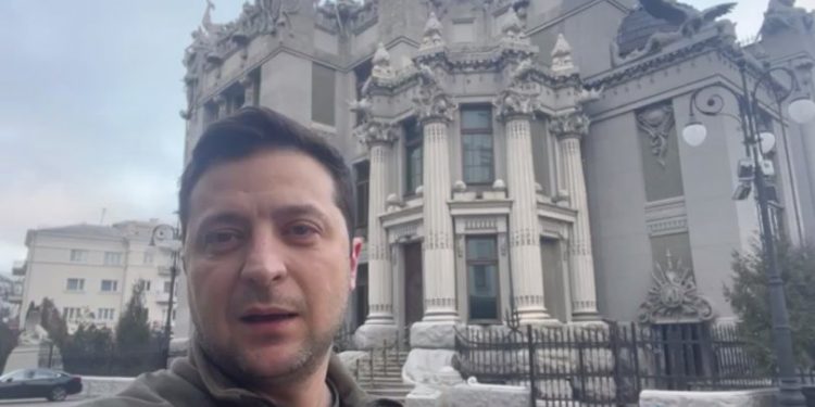 “აქ ვარ, არანაირ იარაღს არ ვყრით” – ზელენსკი ფეიკნიუსის გავრცელებას ეხმაურება