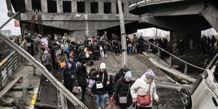 მედია – რუსმა სამხედროებმა ირპენში ევაკუაციის დროს მშვიდობიან მოსახლეობას ცეცხლი გაუხსნეს, არის მსხვერპლი