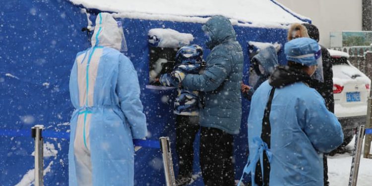 ჩინეთში ათობით მილიონი ადამიანი მკაცრ ჩაკეტვას დაუბრუნდა – მაცხოვრებლები ამბობენ, რომ თავს “ხაფანგში” გრძნობენ