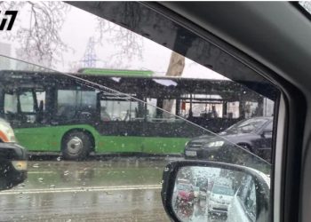 თბილისში, სანაპიროზე ერთმანეთს სამგზავრო ავტობუსი და მსუბუქი ავტომანქანა შეეჯახნენ