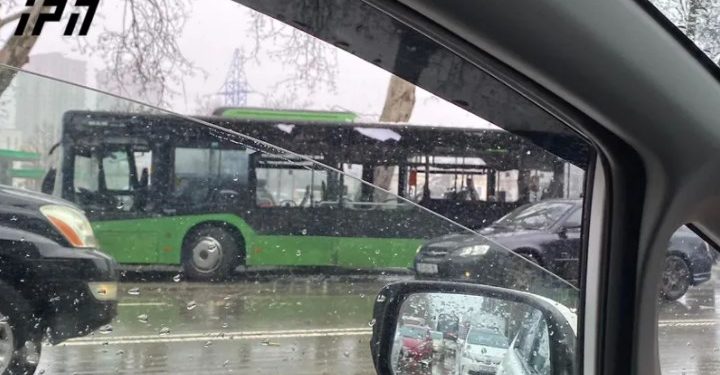 თბილისში, სანაპიროზე ერთმანეთს სამგზავრო ავტობუსი და მსუბუქი ავტომანქანა შეეჯახნენ