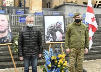 პარლამენტთან, სადაც უკრაინაში გარდაცვლილი ქართველი მებრძოლებისთვის პატივისცემის ნიშნად მოქალაქეები და პოლიტიკოსები შეიკრიბნენ, იგორ დოლგოვი მივიდა