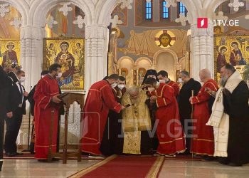 ილია მეორე – ზოგიერთ ქვეყანაში ომია, ვწუხვართ, ვლოცულობთ, ვცდილობთ, არ მივიღოთ მონაწილეობა, ჩვენმა ხალხმა შეაგროვა სურსათი, ჩასაცმელი ხალხის დასახმარებლად, მაგრამ ეს ცოტაა, ჩვენ კიდევ ვეცდებით