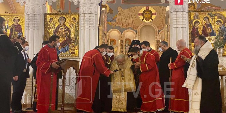 ილია მეორე – ზოგიერთ ქვეყანაში ომია, ვწუხვართ, ვლოცულობთ, ვცდილობთ, არ მივიღოთ მონაწილეობა, ჩვენმა ხალხმა შეაგროვა სურსათი, ჩასაცმელი ხალხის დასახმარებლად, მაგრამ ეს ცოტაა, ჩვენ კიდევ ვეცდებით