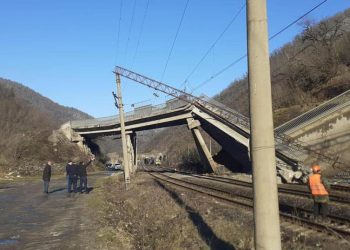 უღელტეხილის მონაკვეთზე მეწყერის შედეგად საავტომობილო ხიდი და ლიანდაგი დაზიანდა, შეჩერებულია მატარებლების მოძრაობა