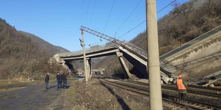 უღელტეხილის მონაკვეთზე მეწყერის შედეგად საავტომობილო ხიდი და ლიანდაგი დაზიანდა, შეჩერებულია მატარებლების მოძრაობა