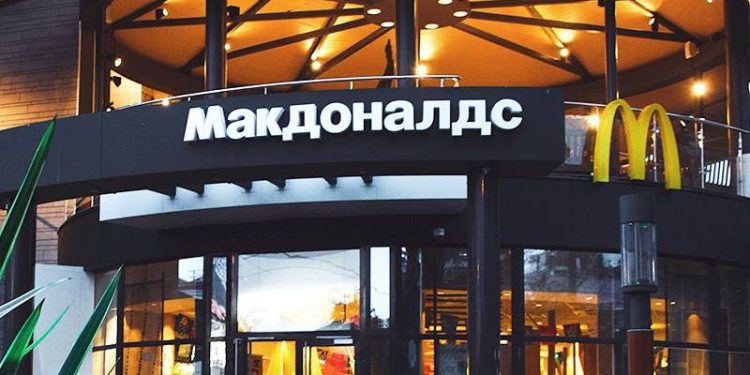 „მაკდონალდსი“ რუსეთში საქმიანობას აჩერებს და 850 რესტორანს დროებით ხურავს