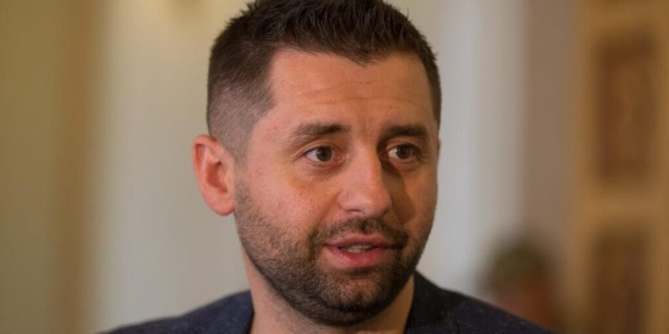 დავით არახამია – ერთი მილიონი დოლარის პრემიას გადავიხდით გატაცებულ ან ნაალაფარ თვითმფრინავში, პროგრამაში ჩართულ რუს მფრინავებს უზრუნველვყოფთ თავისუფალი ქვეყნის მოქალაქეობით