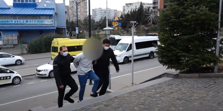 დააკავეს პირი, რომელმაც ნათესავი, 82 წლის ქალი ჯერ ბასრი საგნით მოკლა, შემდეგ კი კვალის დაფარვის მიზნით ცხედარს ცეცხლი მოუკიდა