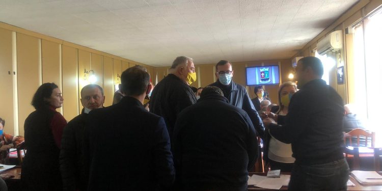 ხმაური და დაპირისპირება ოზურგეთის საკრებულოს სხდომაზე