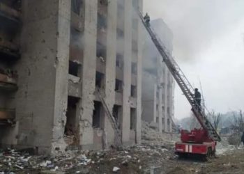 საჰაერო დარტყმამ ჩერნიგოვში საცხოვრებელი კორპუსი გაანადგურა, დაიღუპა სულ მცირე 1 ადამიანი