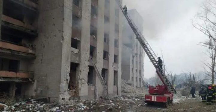 საჰაერო დარტყმამ ჩერნიგოვში საცხოვრებელი კორპუსი გაანადგურა, დაიღუპა სულ მცირე 1 ადამიანი