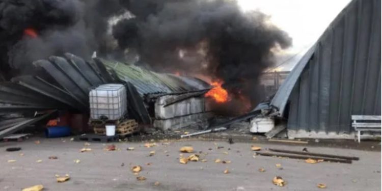 უკრაინული მხარის ინფორმაციით, უკრაინის ჰაერსაწინააღმდეგო დაცვის სისტემამ კიევის მახლობლად რაკეტა ჩამოაგო, რასაც მასშტაბური ხანძარი მოჰყვა