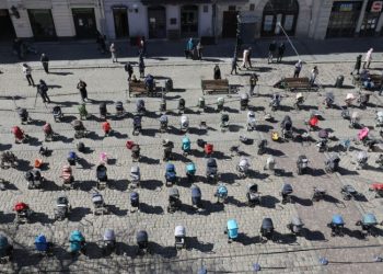 აქტივისტებმა, დაღუპული ბავშვების ხსოვნის პატივსაცემად, ლვოვში ცარიელი საბავშვო ეტლები მიიტანეს