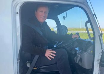 დიდი ბრიტანეთის ყოფილი პრემიერი სატვირთო ავტომობილით პოლონეთში მიემგზავრება, რათა უკრაინელებისთვის შეგროვებული ჰუმანიტარული დახმარება ჩაიტანოს