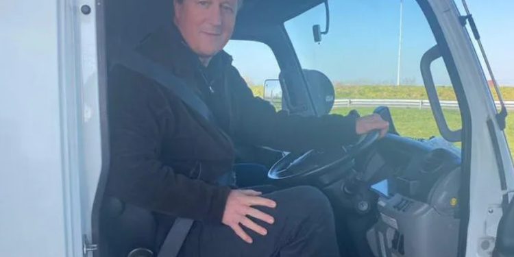 დიდი ბრიტანეთის ყოფილი პრემიერი სატვირთო ავტომობილით პოლონეთში მიემგზავრება, რათა უკრაინელებისთვის შეგროვებული ჰუმანიტარული დახმარება ჩაიტანოს