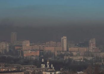 კიევში ძლიერი დაკვამლიანებაა, მოსახლეობას ფანჯრების დახურვისკენ მოუწოდებენ