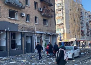 კიევის თავზე რაკეტა ჩამოაგდეს, ნამსხვრევები 5-სართულიან შენობას დაეცა – არის მსხვერპლიც