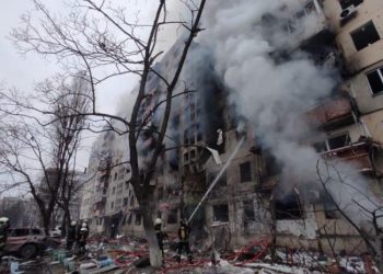 კიევის ერთ-ერთ რაიონში 9-სართულიან შენობას ჭურვი ესროლეს