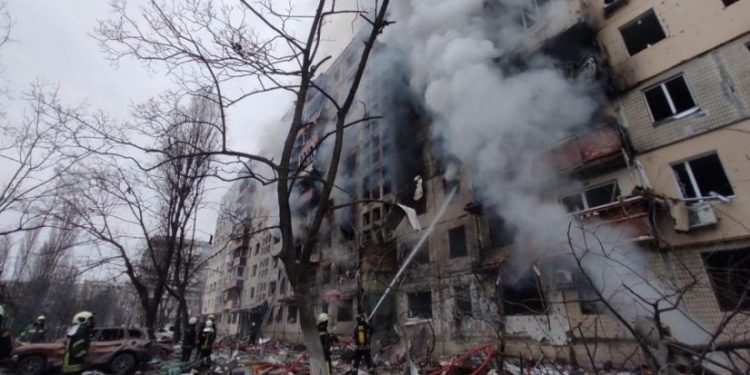 კიევის ერთ-ერთ რაიონში 9-სართულიან შენობას ჭურვი ესროლეს