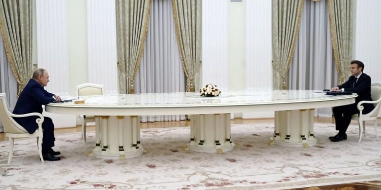 პუტინმა მაკრონს განუცხადა, რომ რუსეთი საკუთარ მიზნებს „მოლაპარაკების ან ომის გზით“ მიაღწევს