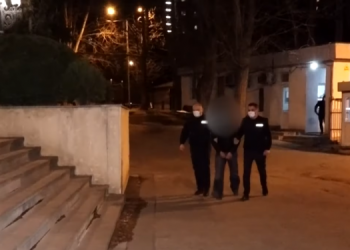 დააკავეს კაცი, რომელიც ჩარიცხვის აპარატებთან პინ კოდებს იმახსოვრებდა