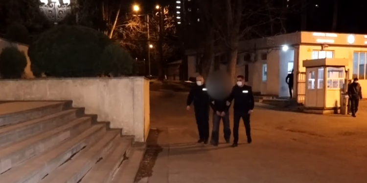 დააკავეს კაცი, რომელიც ჩარიცხვის აპარატებთან პინ კოდებს იმახსოვრებდა