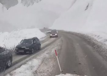 გზების დეპარტამენტის ინფორმაციით, ჩქაროსნულ მაგისტრალსა და რიკოთის საუღელტეხილო მონაკვეთზე ინტენსიურად თოვს