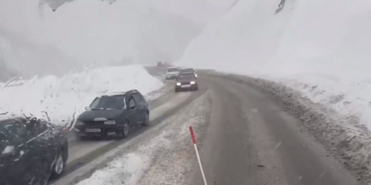 გზების დეპარტამენტის ინფორმაციით, ჩქაროსნულ მაგისტრალსა და რიკოთის საუღელტეხილო მონაკვეთზე ინტენსიურად თოვს