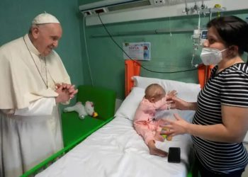რომის პაპმა საავადმყოფოში უკრაინელი ლტოლვილი ბავშვები მოინახულა