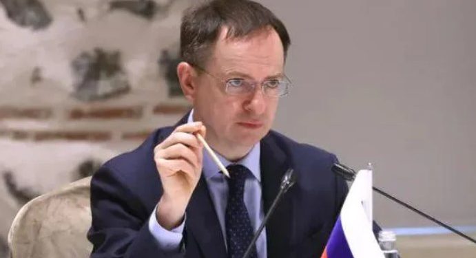 რუსეთის დელეგაციის ხელმძღვანელი – მოსკოვმა კიევს პუტინისა და ზელენსკის შეხვედრა შესთავაზა, რომელსაც თან უნდა ახლდეს საგარეო საქმეთა მინისტრების მიერ სამშვიდობო ხელშეკრულების ხელმოწერა