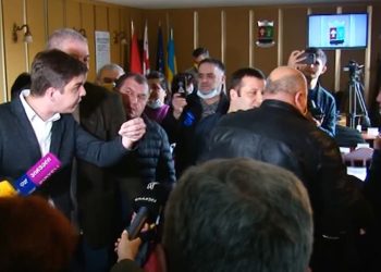 ვიდეო – ხმაური და დაპირისპირება ოზურგეთის საკრებულოს სხდომაზე