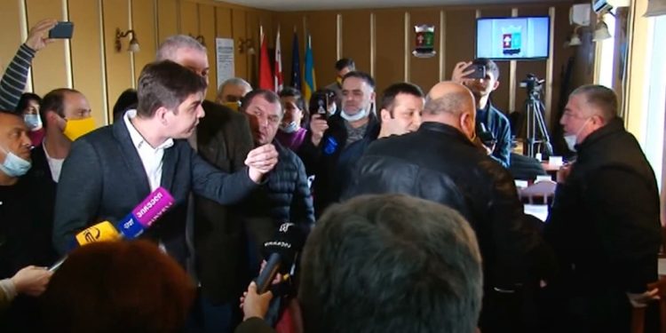 ვიდეო – ხმაური და დაპირისპირება ოზურგეთის საკრებულოს სხდომაზე