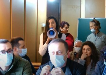 თათია ნიკოლაიშვილი – “მეგაფონი მჭირდება იმისთვის, რომ ხალხის ხმა მოგასმენინოთ” – ხმაური ოზურგეთის საკრებულოს სხდომაზე