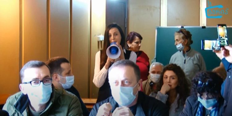 თათია ნიკოლაიშვილი – “მეგაფონი მჭირდება იმისთვის, რომ ხალხის ხმა მოგასმენინოთ” – ხმაური ოზურგეთის საკრებულოს სხდომაზე