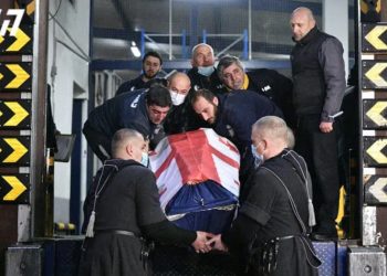 უკრაინაში დაღუპული ქართველი მებრძოლები საქართველოში ჩამოასვენეს – დაღუპულებს სამშობლოში სანთლებით ხელში, საქართველოსა და უკრაინის დროშებით მიაგეს პატივი