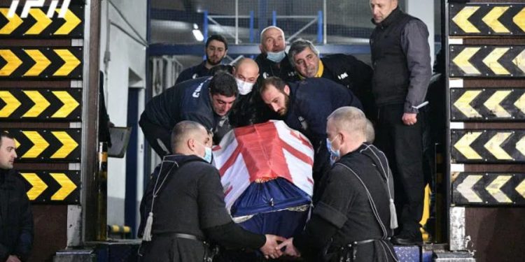 უკრაინაში დაღუპული ქართველი მებრძოლები საქართველოში ჩამოასვენეს – დაღუპულებს სამშობლოში სანთლებით ხელში, საქართველოსა და უკრაინის დროშებით მიაგეს პატივი