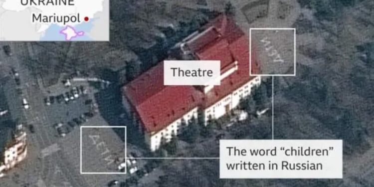 BBC – რუსებმა დაბომბეს მარიუპოლის თეატრი, რომელსაც ბავშვები აფარებდნენ თავს და რომლის ტერიტორიაზე დიდი, თეთრი ასოებით იყო გაკეთებული წარწერა: “ბავშვები”