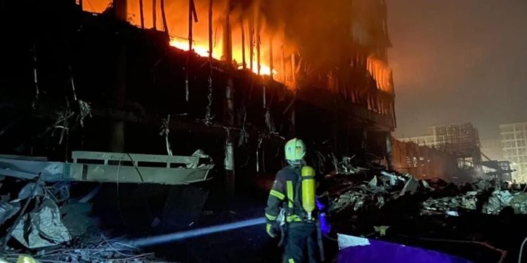 კიევში, სავაჭრო ცენტრის დაბომბვის შედეგად დაღუპულთა რაოდენობა 4-მდე გაიზარდა