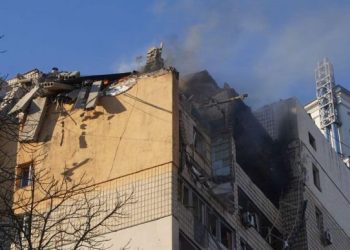 კიევის შევჩენკოვსკის რაიონში დაბომბვის შედეგად 12-სართულიანი საცხოვრებელი კორპუსი ჩამოინგრა