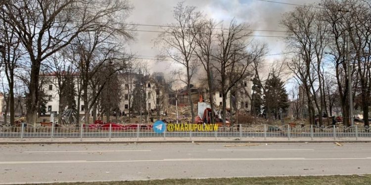 მარიუპოლის თეატრის ბომბსაფარმა დაბომბვას გაუძლო, ადამიანები გადარჩნენ – უკრაინელი დეპუტატი