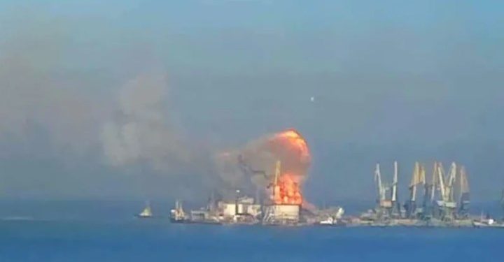 უკრაინელმა სამხედროებმა ბერდიანსკის პორტში გემი „სარატოვი“ გაანადგურეს