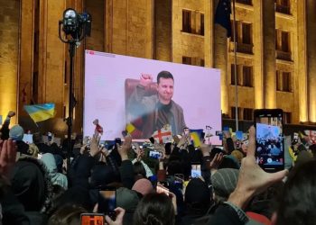 ვოლოდიმირ ზელენსკი – მინდა მოგიწოდოთ, არ გაჩუმდეთ, გამოდით ქუჩაში და მხარი დაუჭირეთ უკრაინას – თუ უკრაინა არ იდგება ფეხზე, არც ევროპა იდგება, თუ ჩვენ დავეცემით, თქვენც დაეცემით