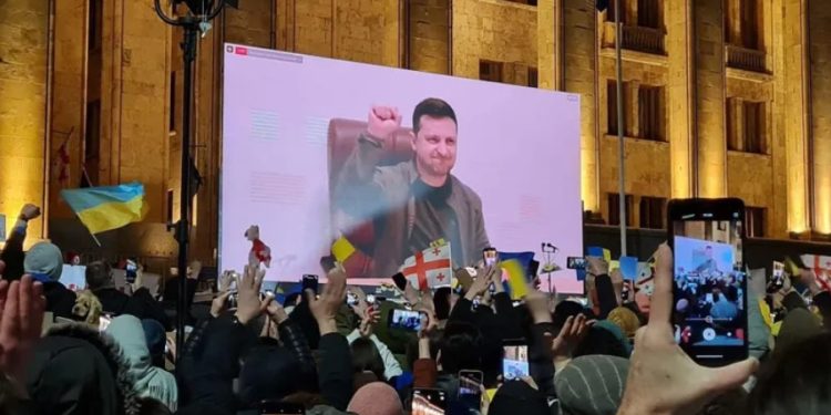 ვოლოდიმირ ზელენსკი – მინდა მოგიწოდოთ, არ გაჩუმდეთ, გამოდით ქუჩაში და მხარი დაუჭირეთ უკრაინას – თუ უკრაინა არ იდგება ფეხზე, არც ევროპა იდგება, თუ ჩვენ დავეცემით, თქვენც დაეცემით