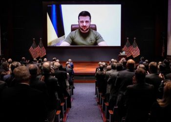 ვოლოდიმირ ზელენსკი კონგრესს – ამაყი ვარ, მოგესალმოთ უკრაინიდან, კიევიდან, რომელიც ყოველდღიურად იბომბება რუსეთის მიერ, მაგრამ არ ნებდება