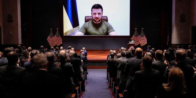 ვოლოდიმირ ზელენსკი კონგრესს – ამაყი ვარ, მოგესალმოთ უკრაინიდან, კიევიდან, რომელიც ყოველდღიურად იბომბება რუსეთის მიერ, მაგრამ არ ნებდება
