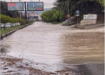 ვიდეო – თბილისში მარშალ გელოვანის გამზირზე, სავარაუდოდ, წყალგაყვანილობის სისტემის დაზიანების გამო, მოძრაობა პარალიზებულია