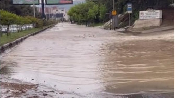 ვიდეო – თბილისში მარშალ გელოვანის გამზირზე, სავარაუდოდ, წყალგაყვანილობის სისტემის დაზიანების გამო, მოძრაობა პარალიზებულია